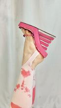 Medias con efecto tie-dye y lápiz labial