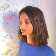 vestido corto con cinturón de cadena de los años 60