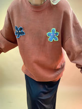 Sudadera reciclada con flores perforadas