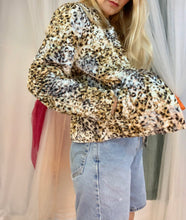 Bomber scrunch de raso con estampado de leopardo