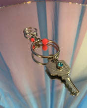 Pendiente individual con llave perforada