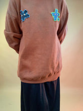 Sudadera reciclada con flores perforadas