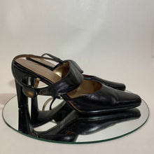 Tacones asimétricos con tiras y botones