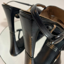 Tacones asimétricos con tiras y botones