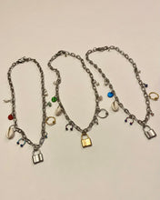 Collar con candado perforado y conchas