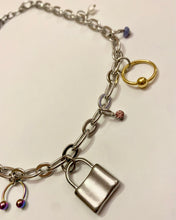 Collar con candado perforado y conchas