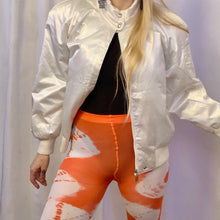 Medias con efecto tie-dye y lápiz labial