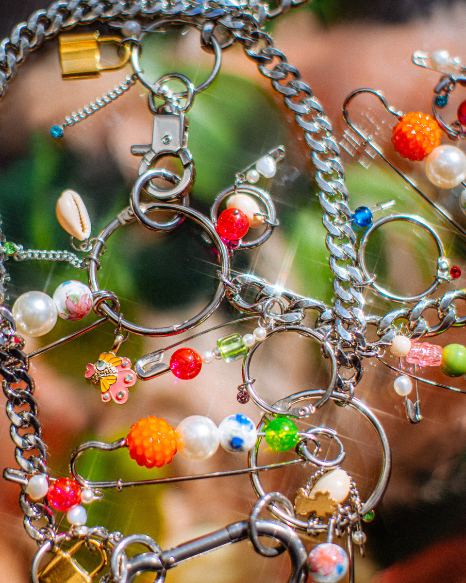 Safety pin beaded earring – Shop Journal Vintage