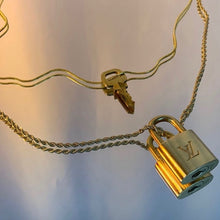 Dúo de collar con candado y llave reutilizados