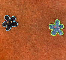 Sudadera reciclada con flores perforadas