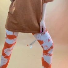 Medias con efecto tie-dye y lápiz labial