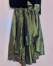 Vestido de tafetán de terciopelo con mangas abullonadas