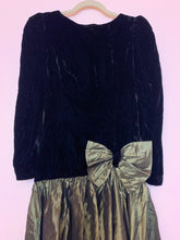 Vestido de tafetán de terciopelo con mangas abullonadas