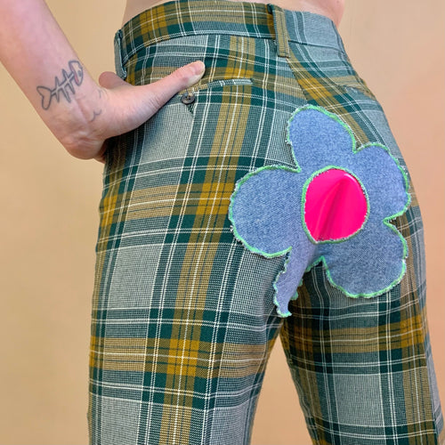 Pantalones con parches de flores y cadenas