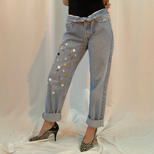 Jeans con adornos de paillettes y cuentas