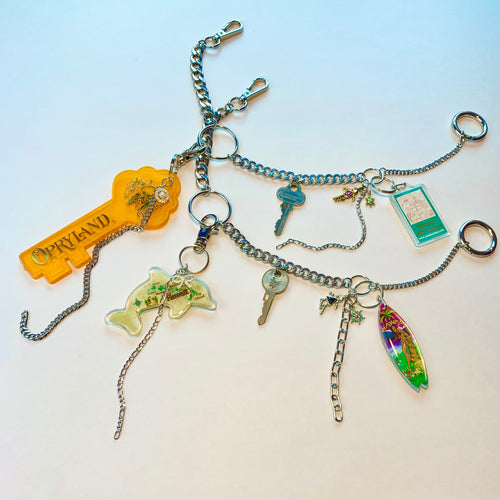 Souvenir charm chain- assorted